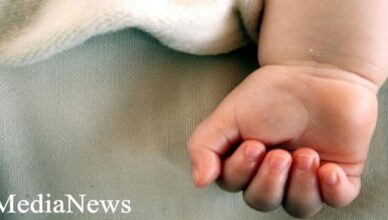 Медицинский работник предоставляет подробную информацию.